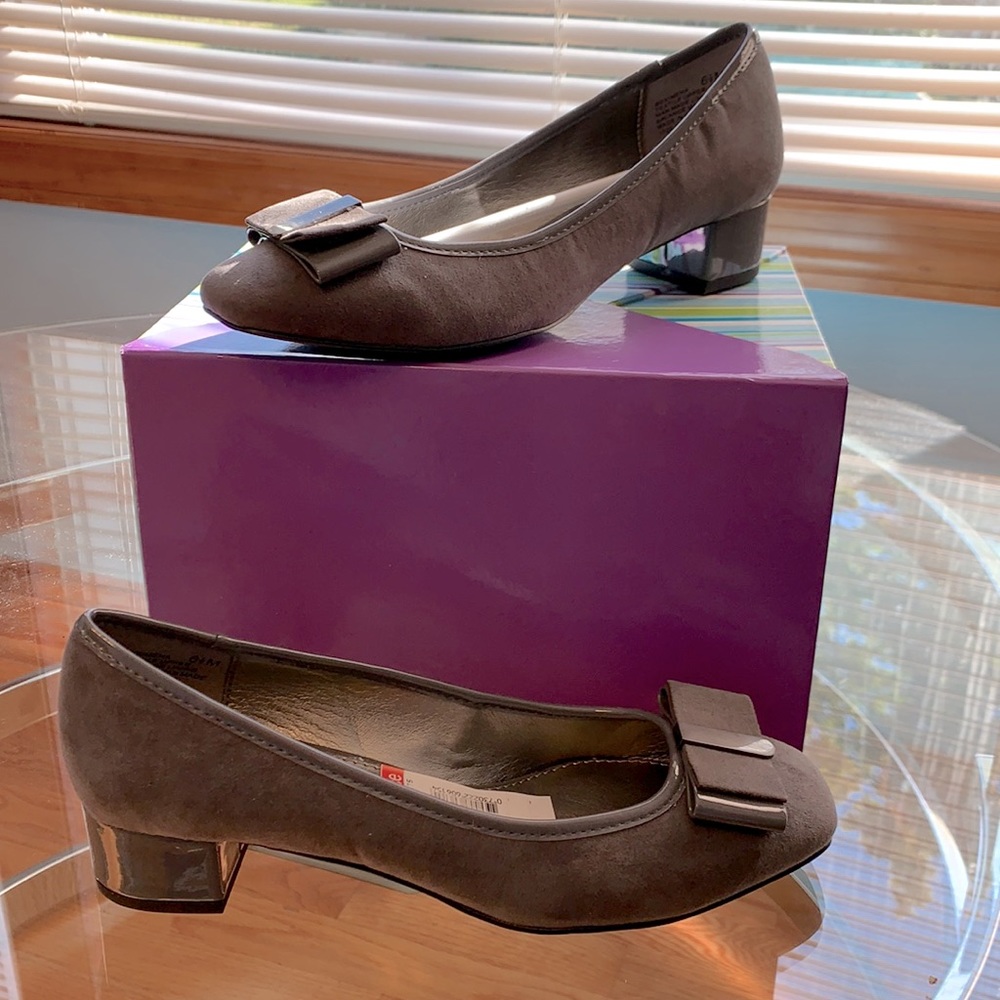 Bandolino Grey Suede 1 inch Heel Shoes